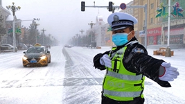 降雪已達(dá)到暴雪量級(jí) 中國“北極”漠河戰(zhàn)風(fēng)斗雪保民生