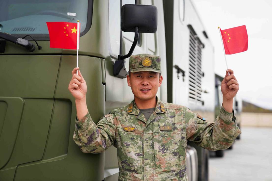 “我在战位为祖国庆生”活动 与国旗合影 (6)