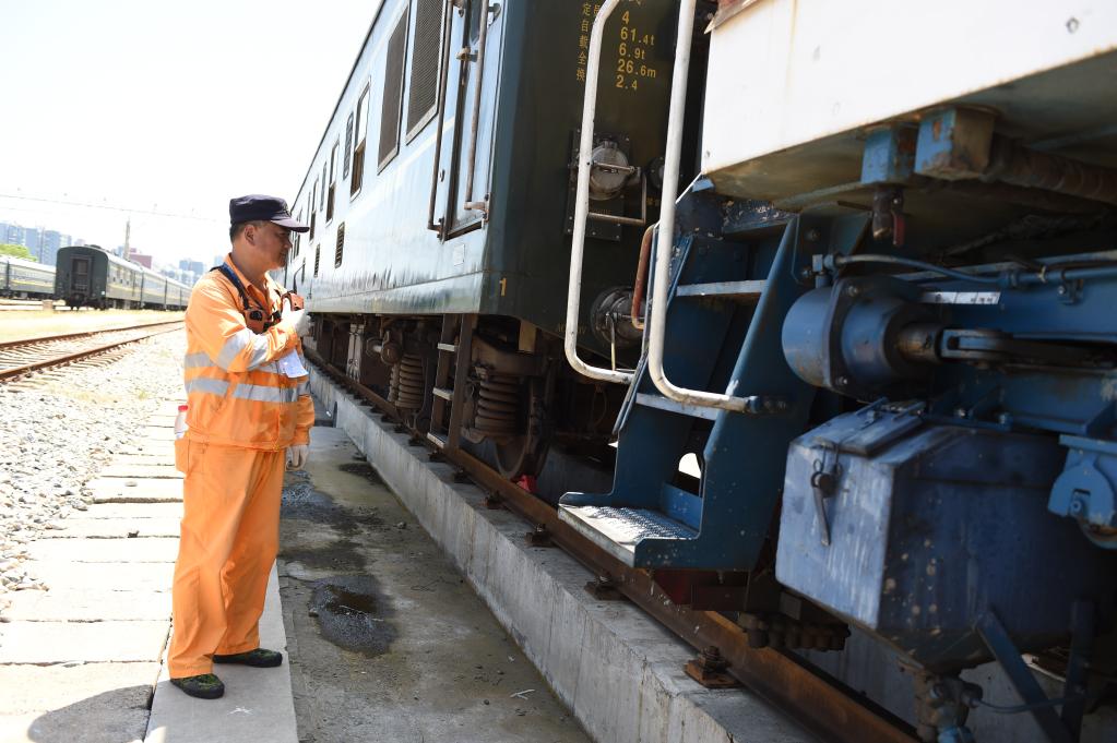 新華全媒＋丨暑運中的調車員：堅守崗位 保障行車安全