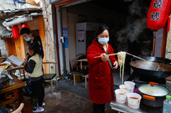 地震災后安置點的暖心餐