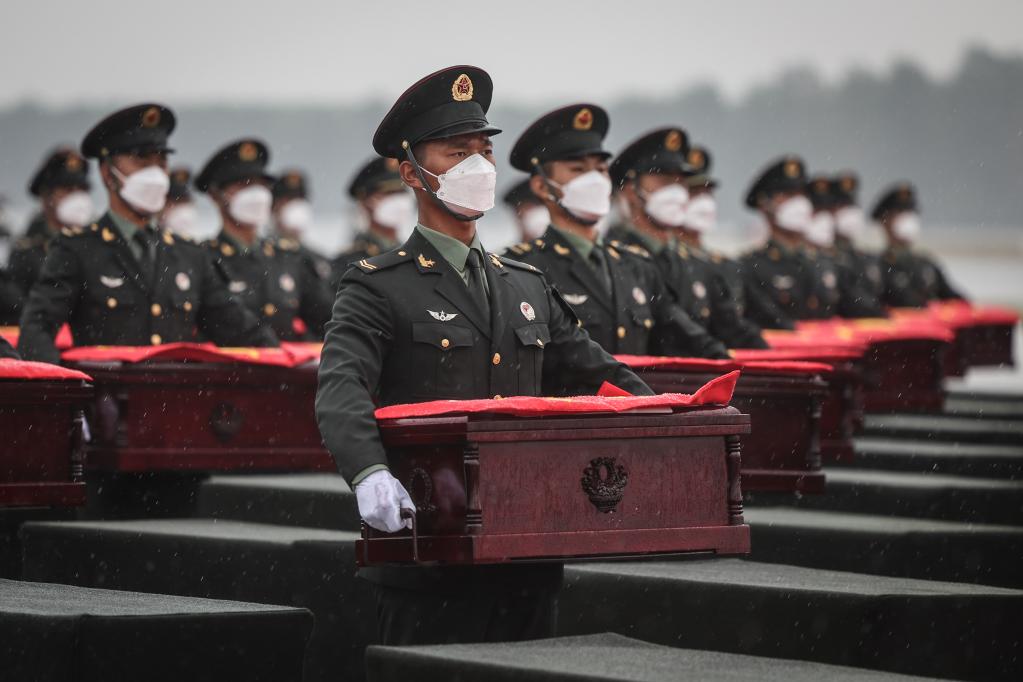 新華全媒+丨第九批在韓志愿軍烈士遺骸回國(guó)