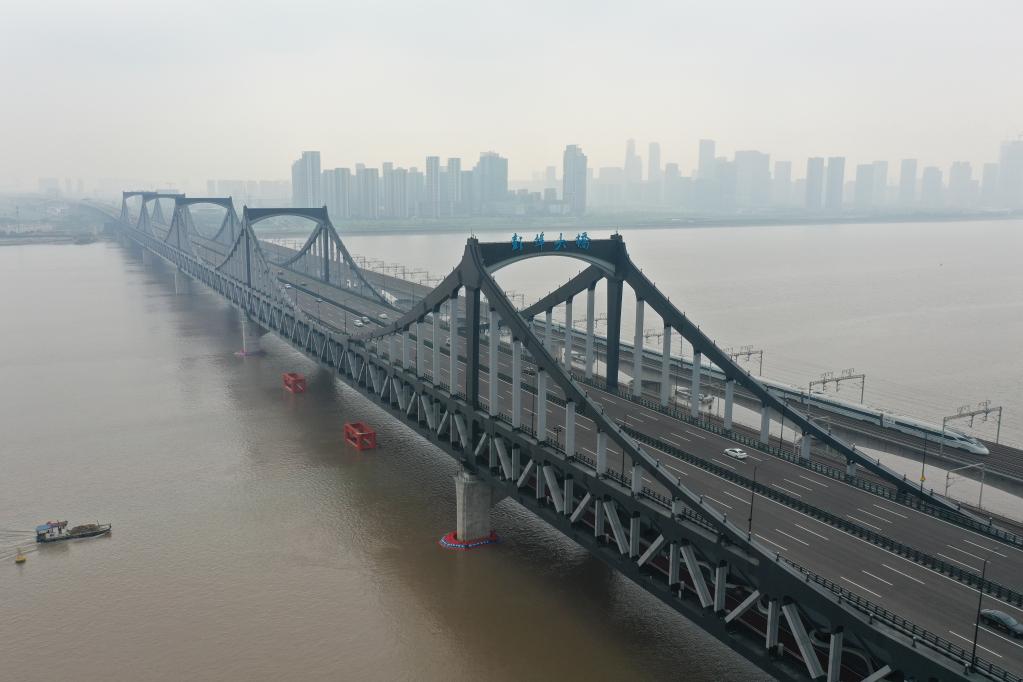 國內(nèi)首座多跨長聯(lián)公軌兩用鋼桁梁橋通車