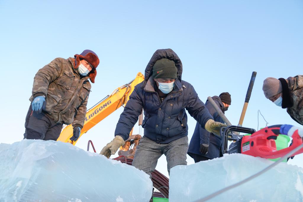 哈爾濱冰雪大世界冰建施工總體進(jìn)度過半