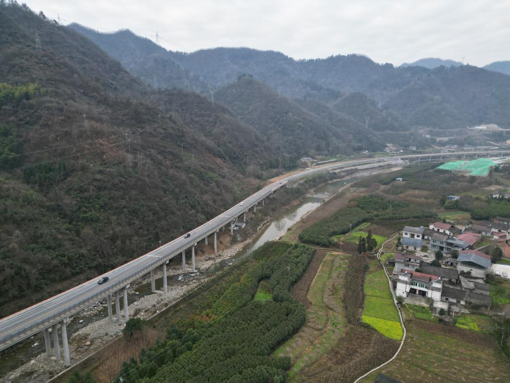 陜西：寧陜至石泉高速公路建成通車