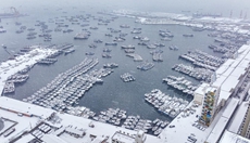 山東榮成：漁船歸港躲避風(fēng)雪