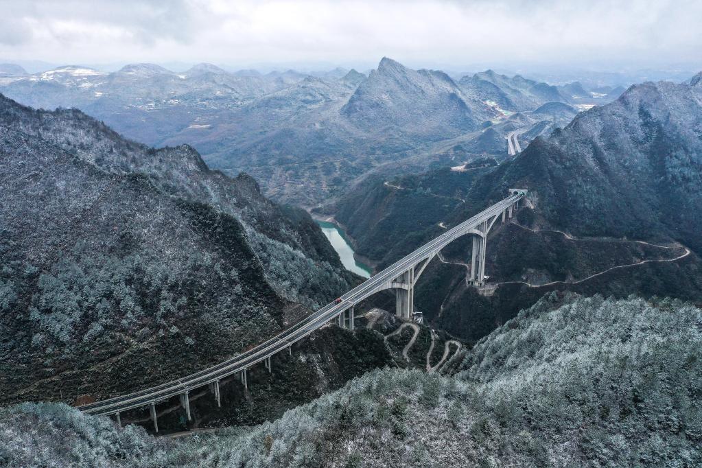 新華全媒+丨貴黃高速連接線(xiàn)甘溪特大橋建成通車(chē)