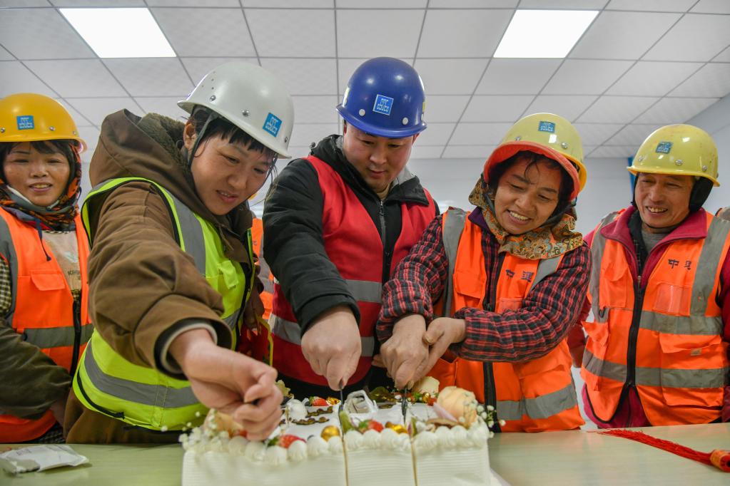 濟(jì)南：建設(shè)者過集體生日迎新年