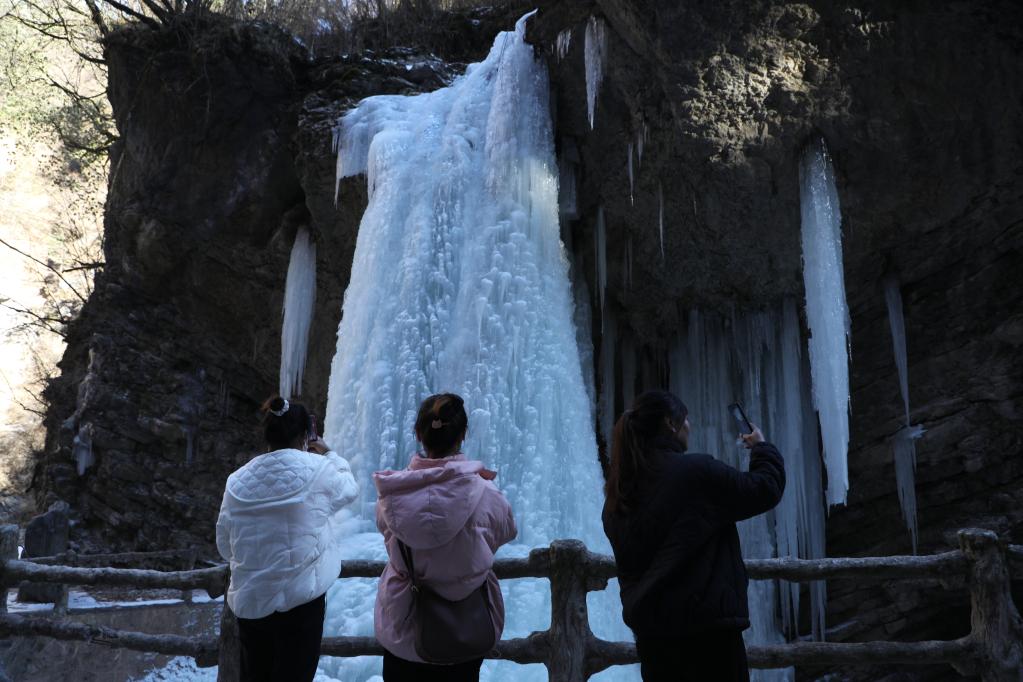 甘肅宕昌：賞冰玩雪冬游“熱”