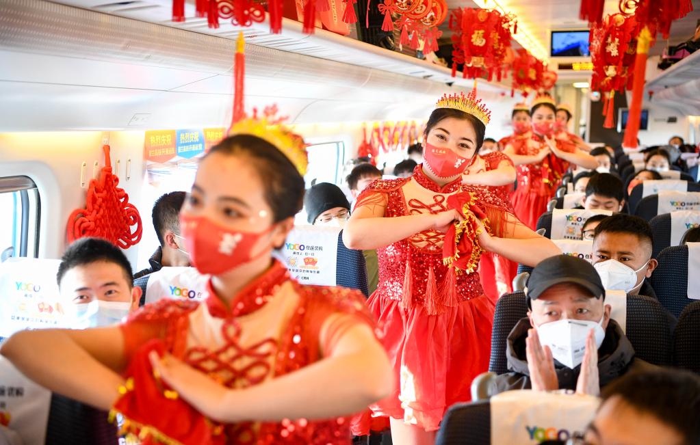 新春走基層丨列車上的“春晚” 將歡樂帶回家