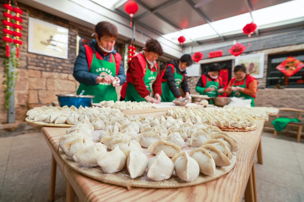 山東榮成：春節(jié)里“暖心食堂”不打烊