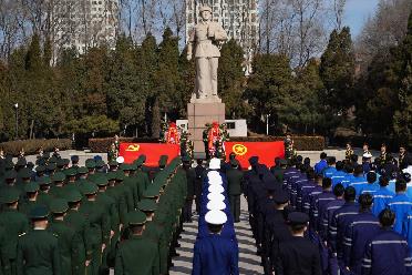 “把雷鋒精神代代傳承下去！”——軍地青年典型代表祭掃雷鋒墓側記