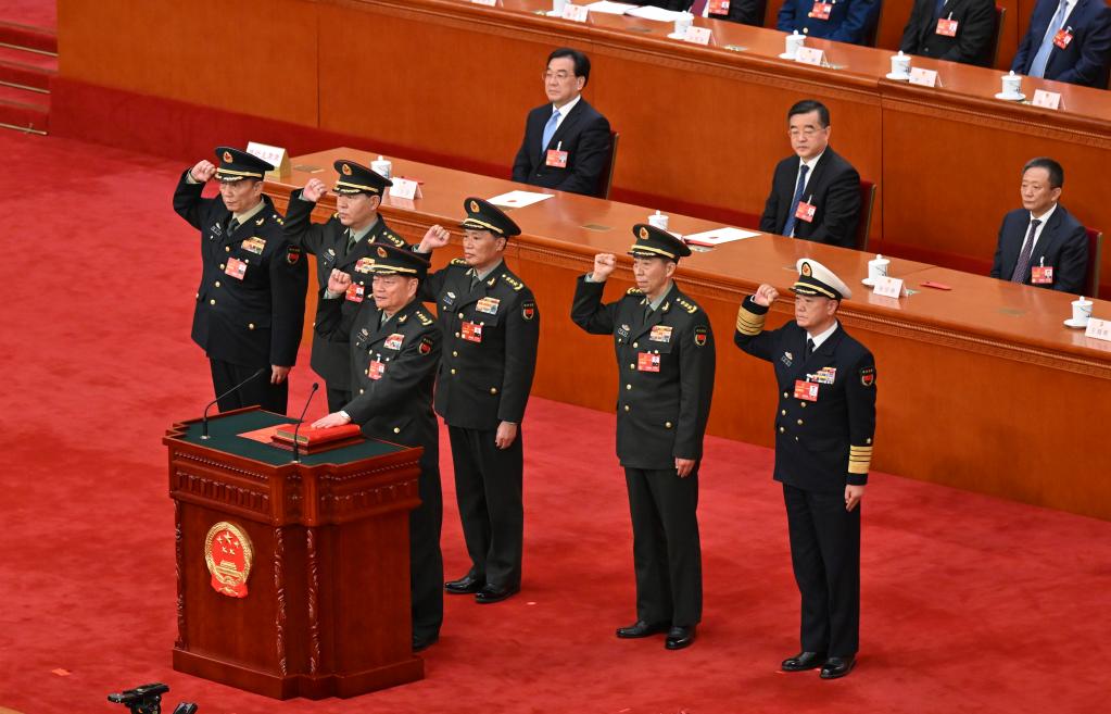 中央軍事委員會(huì)副主席、委員進(jìn)行憲法宣誓