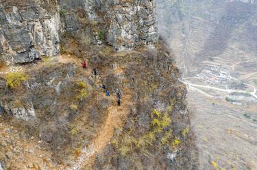 太行山村筑路人：一座山 一條路 一個(gè)夢