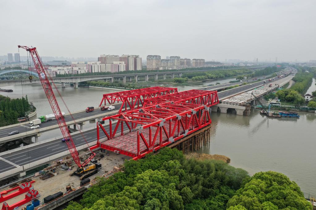 滬寧高速公路青陽港大橋南半幅鋼桁梁首次頂推完成