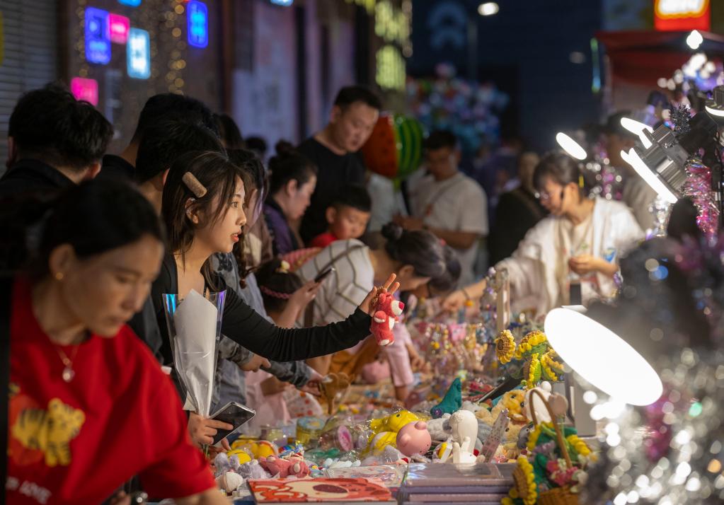 寧夏銀川：發(fā)展“夜經(jīng)濟” 激發(fā)消費活力