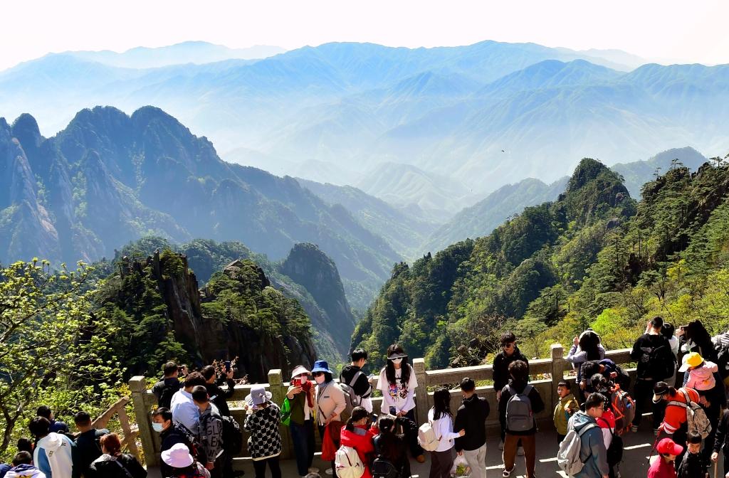 詩(shī)意中國(guó)丨登黃山天下無(wú)山