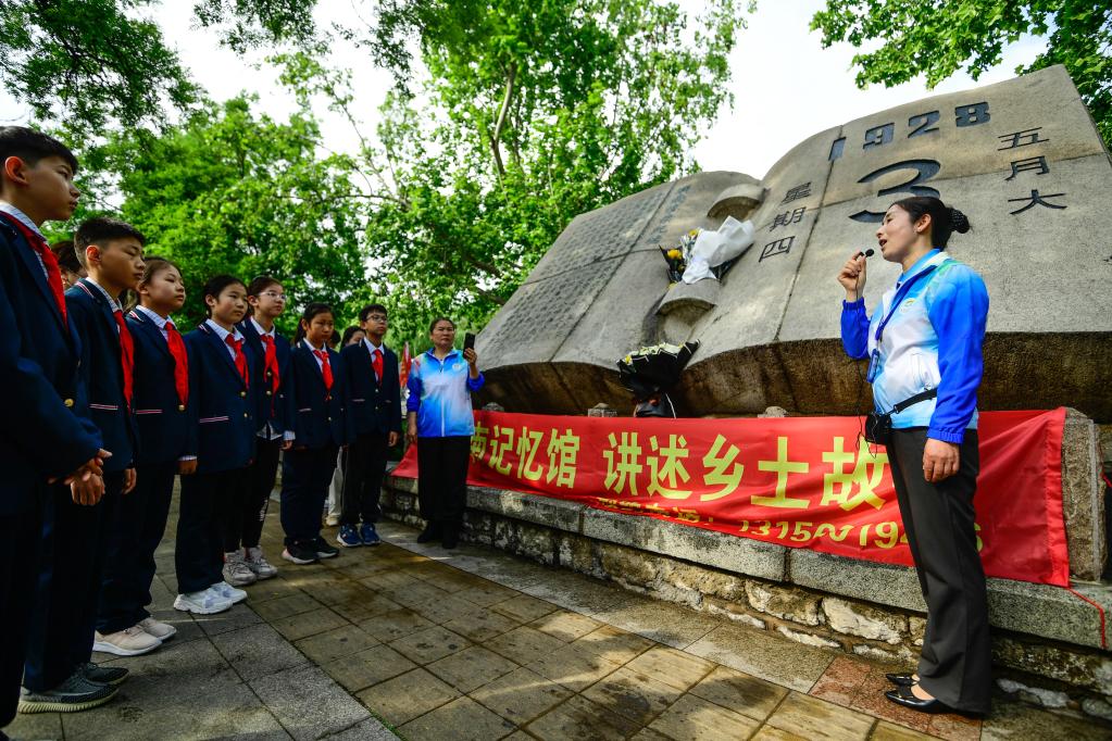 濟南群眾紀念“五三慘案”