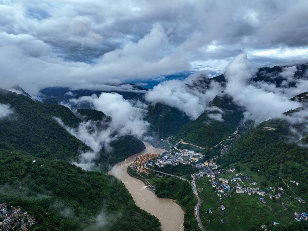 新華全媒+丨國(guó)道之行 從雪山奔向大海丨怒江，霧江