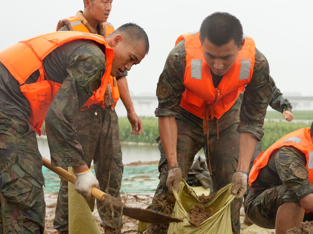 中部戰(zhàn)區(qū)1萬余名官兵、民兵持續(xù)奮戰(zhàn)在防汛救災(zāi)一線