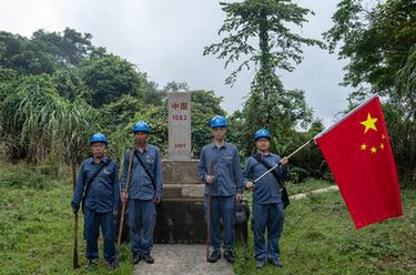 國(guó)道之行 從雪山奔向大海｜49年，他們帶著國(guó)旗走了25萬(wàn)公里