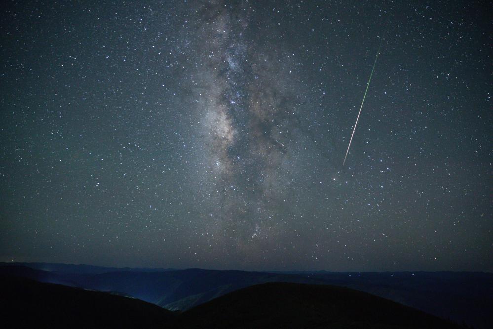 英仙座流星雨綻放夜空