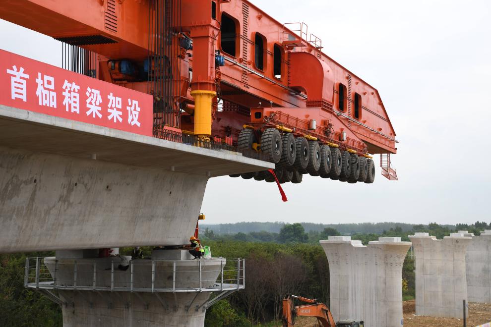 新建滬寧合高鐵全線(xiàn)首榀箱梁架設(shè)