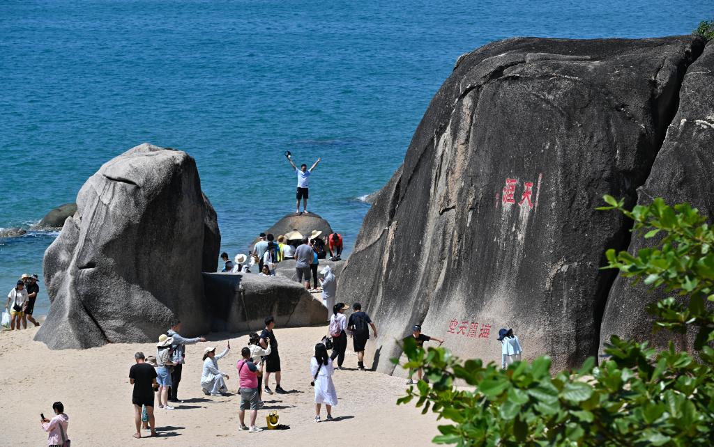 新華全媒＋丨祖國(guó)各地 歡度國(guó)慶