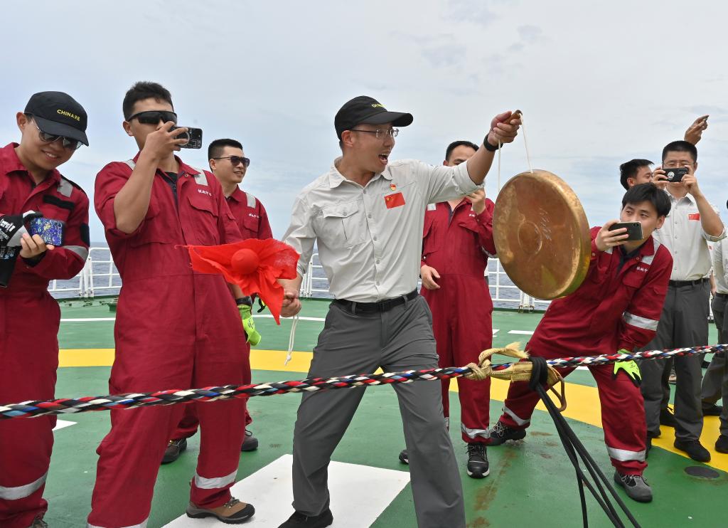 第40次南極考察丨中國第40次南極考察隊穿越赤道進入南半球