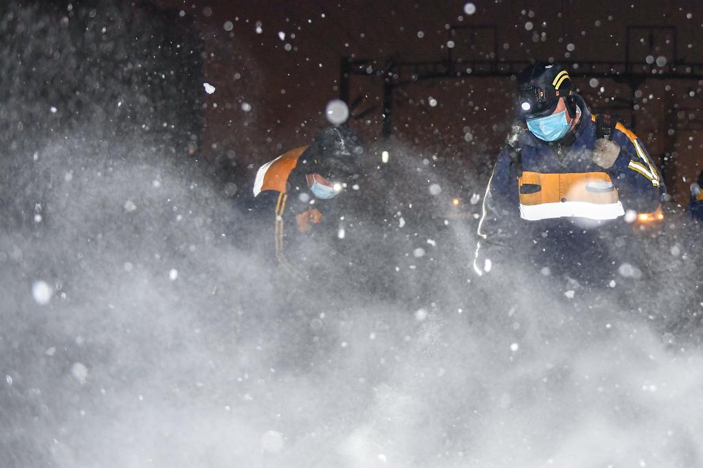 新華全媒+丨冬夜除冰雪 列車保安全