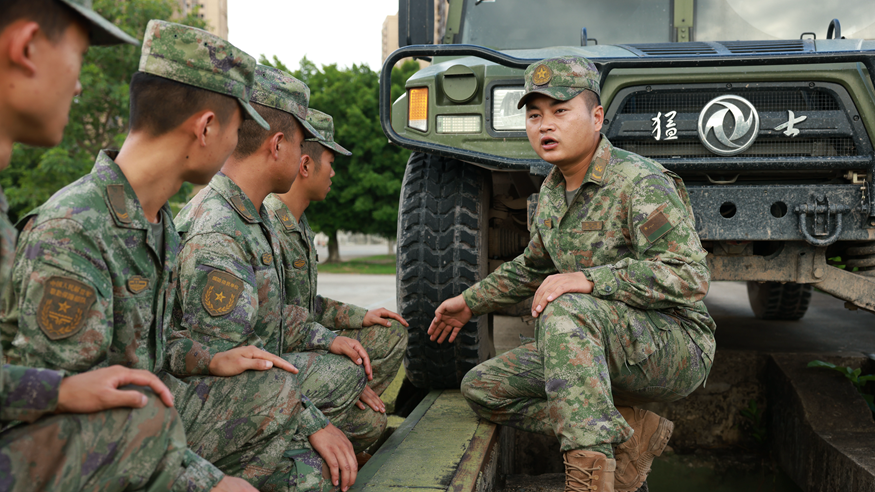 馳騁向戰(zhàn)的鐵騎尖兵——記“最美新時代革命軍人”向躍東