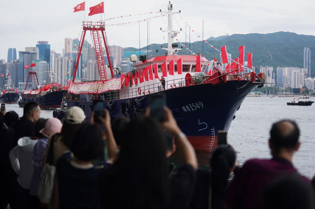 香港漁船維港巡游 慶?；貧w祖國(guó)26周年